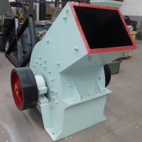 小型錘式破碎機物料均勻進入破碎腔靠沖擊來破碎物料作業